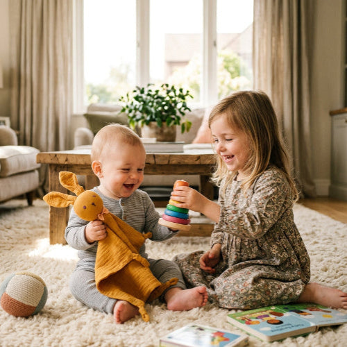 doudou lapin bleu bébé avec soeur