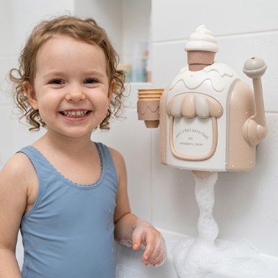 Jouet baignoire bebe fillette heureuse avec