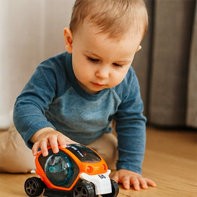 Petite voiture jouet orange avec enfant