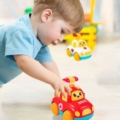 Petites voitures enfant s'amuse avec l'auto