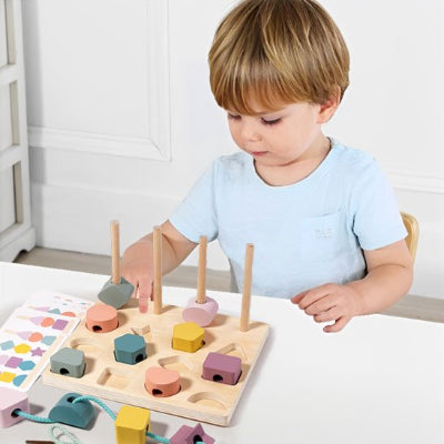 Puzzle bebe enfant semble amuser avec jouet