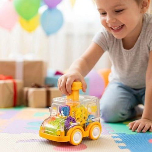 Voiture jouet jaune fillette s'amuse
