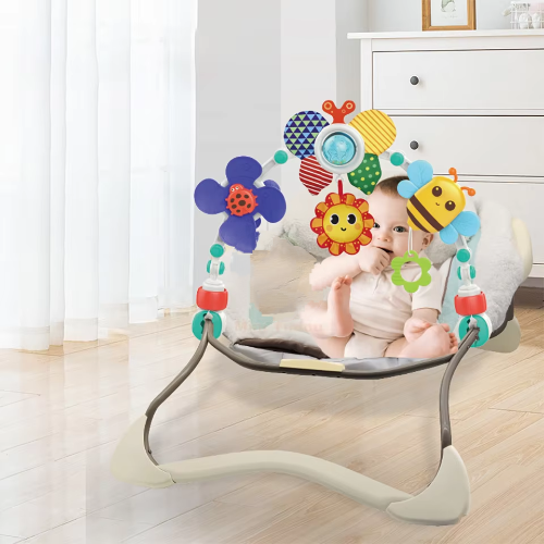 arche d'éveil bébé assit et regarde