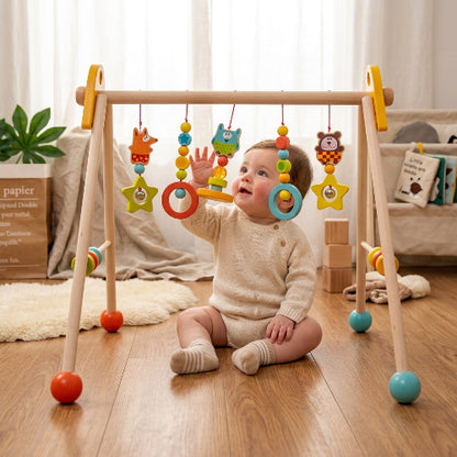 arche d'éveil en bois triangle et bébé 