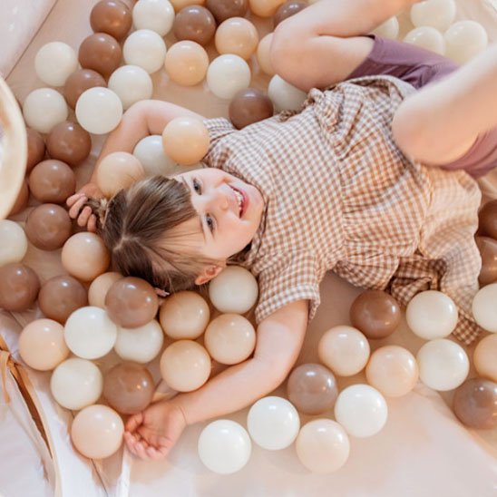 Balle piscine a balle beige brune avec enfant