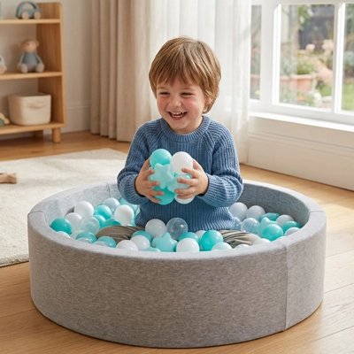 Balle piscine a balle bleu garçon assit