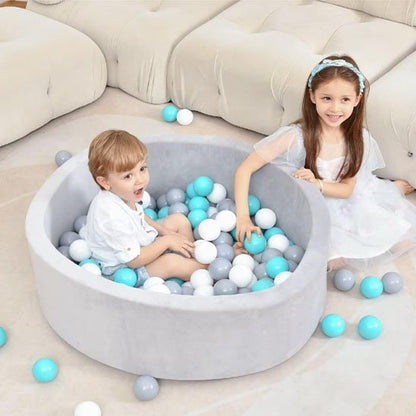 Balle piscine a balle enfant s'amuse avec soeur