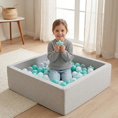 Balle piscine a balle fillette assise dedans