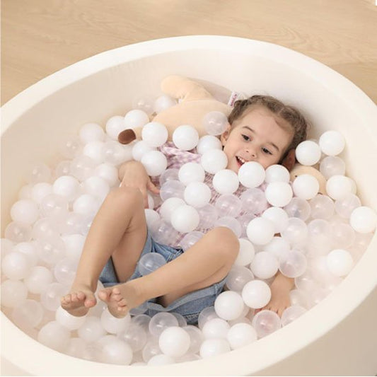 Balle piscine a balle fillette s'amuse