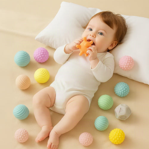 balle sensorielle bébé jouet dans la bouche