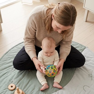 Balle sensorielle bébé maman assit avec enfant