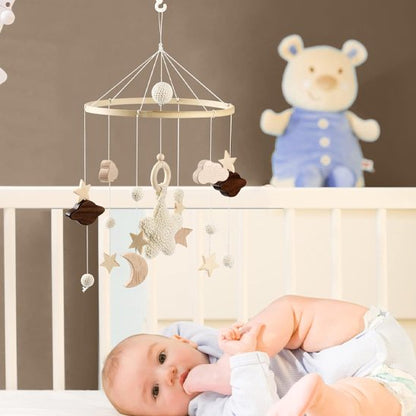 bebe-detendu-regardant-mobile-bebe