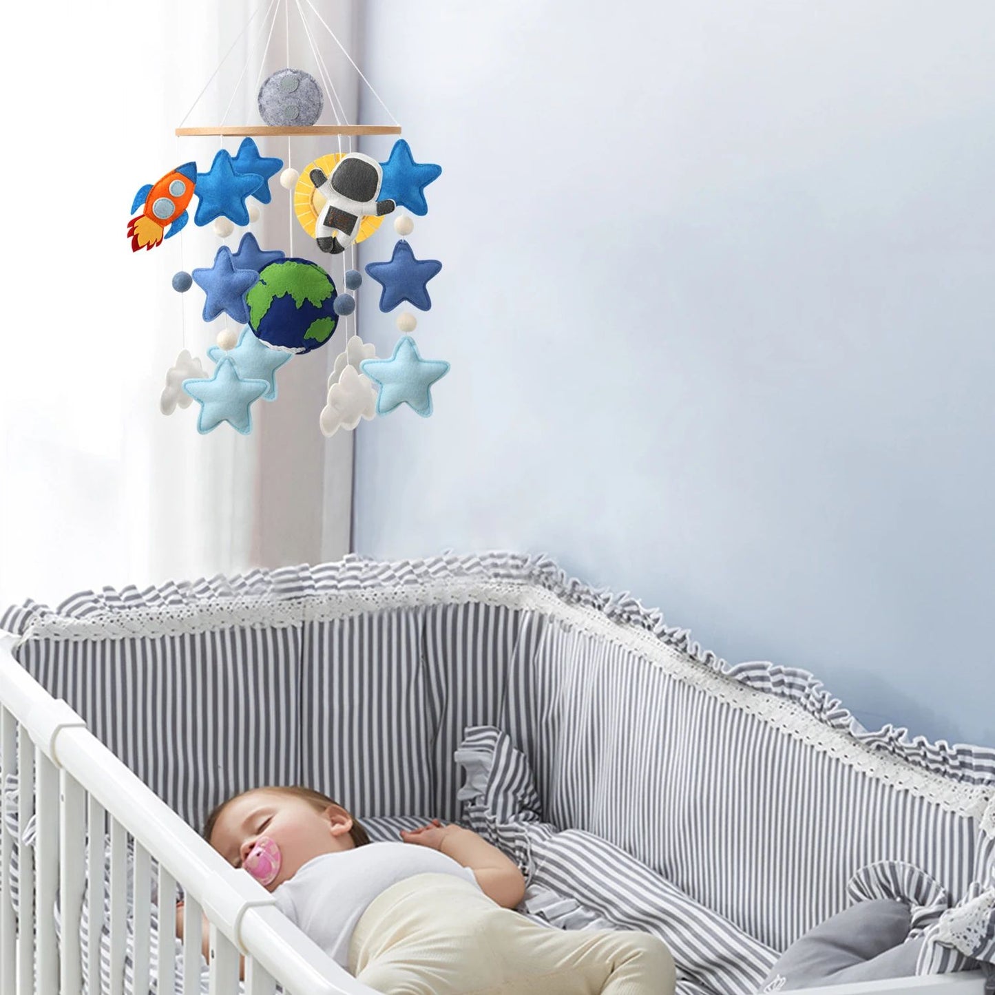 bebe endormie avec mobile bebe