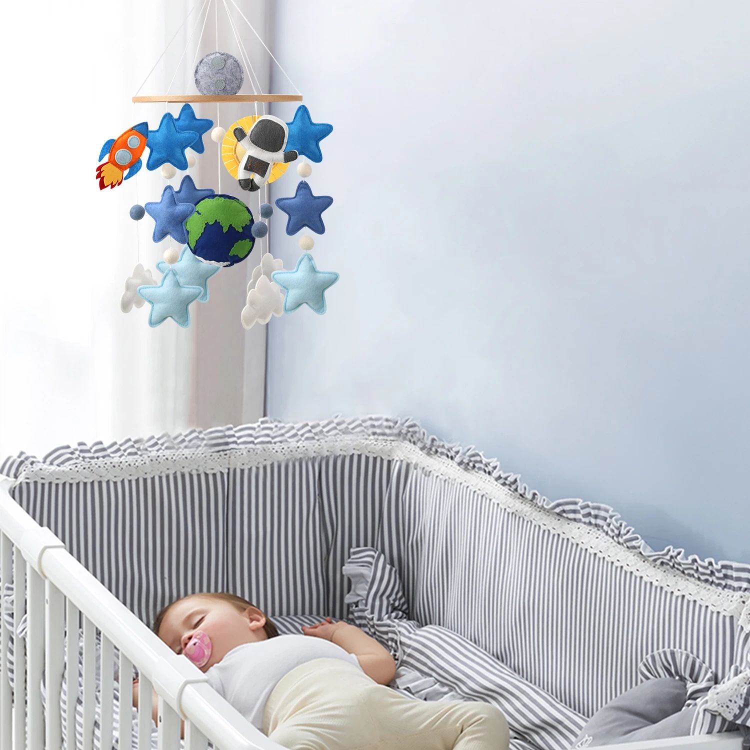 bebe endormie avec mobile bebe