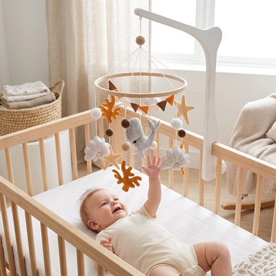 bebe-essayant-toucher-mobile-bebe