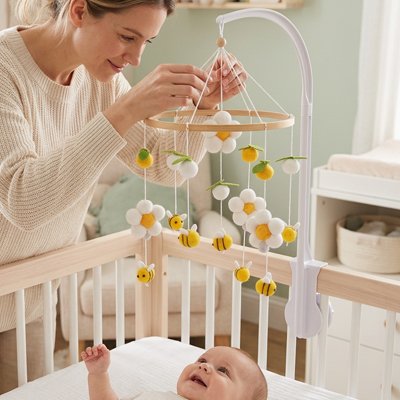 bebe-heureux-maman-mobile-bebe