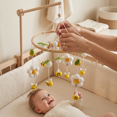 bebe-joue-avec-mobile-bebe-abeille