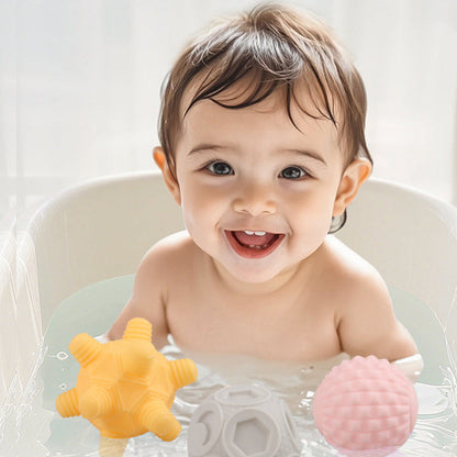 bébé prendre un bain avec balle sensorielle 