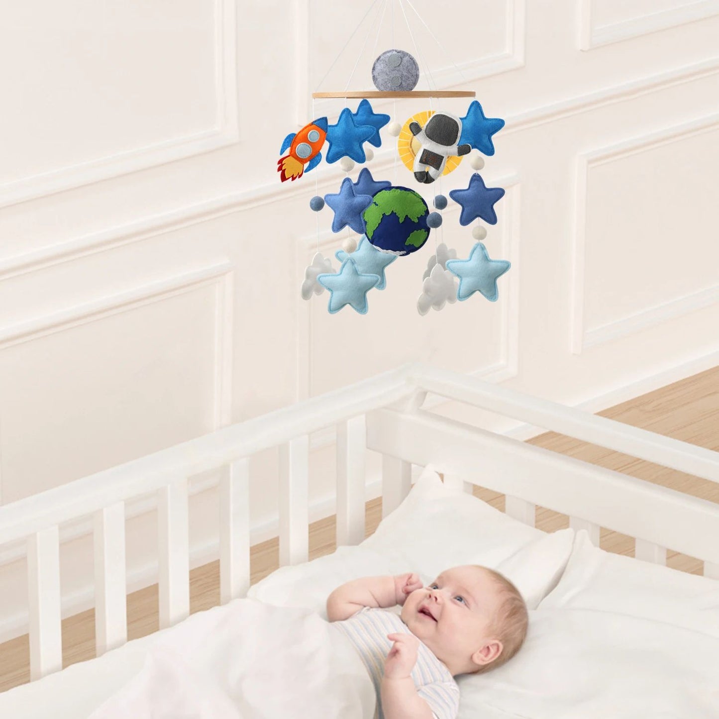 bebe regarde mobile bebe seule