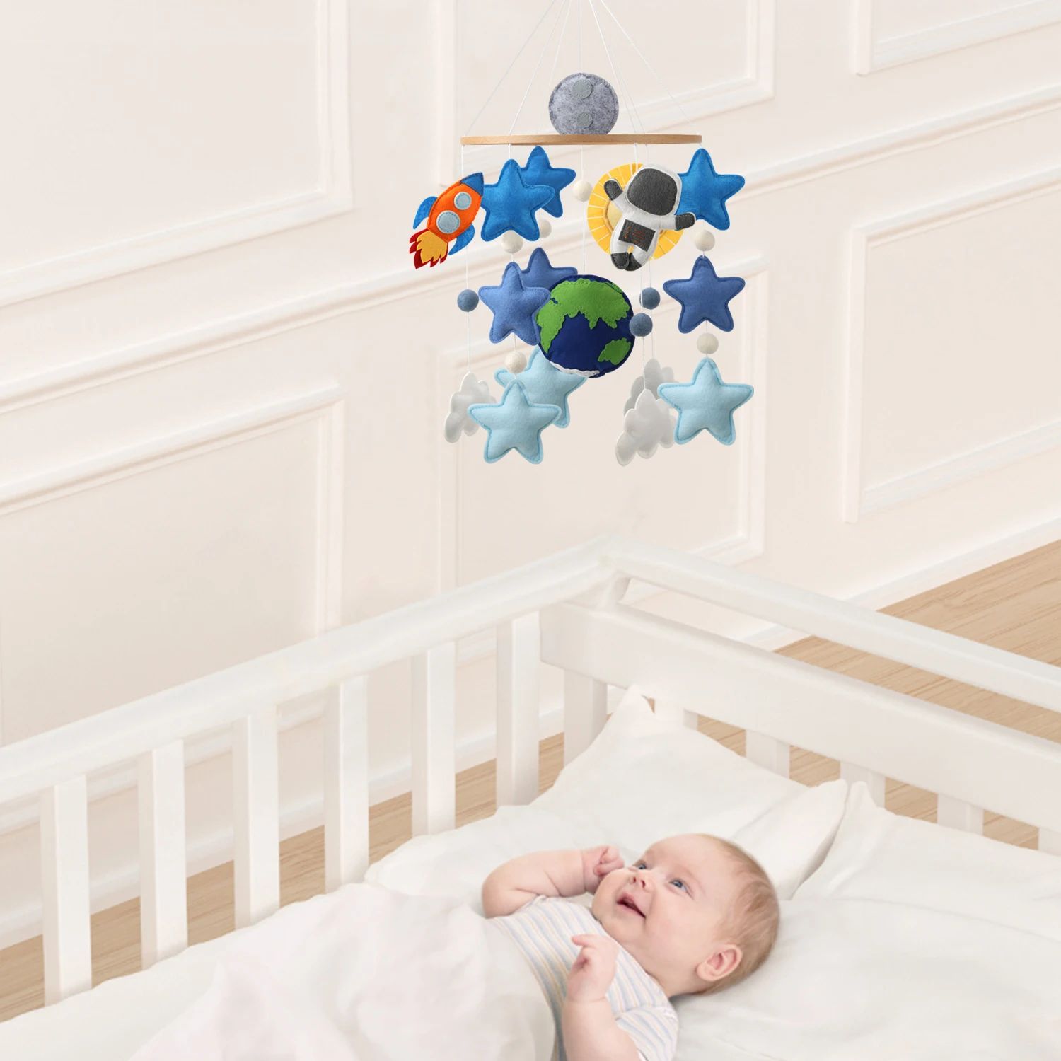 bebe regarde mobile bebe seule