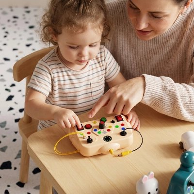 Busy board bebe maman enfant regarde jouet