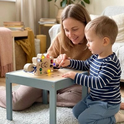 Busy board​ enfant et maman joue ensemble