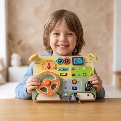 Busy board​ enfant montre son jouet