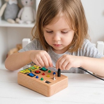 Busy board​ enfant place les morceaux