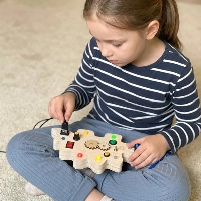 Busy board​ enfant regarde jouet