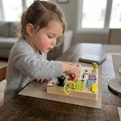 Busy board​ enfant semble très curieux