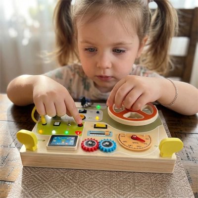 Busy board​ enfant tourne la roue