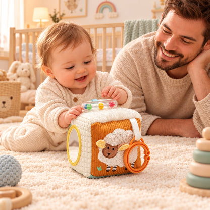 cube d'activité bébé qui joue avec papa