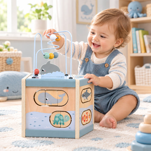 cube d'activité en bois bleu avec bébé