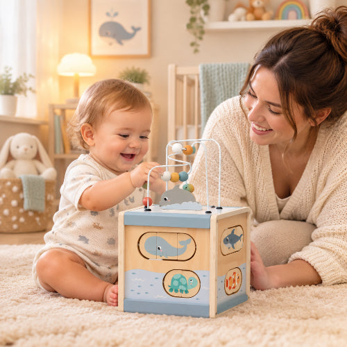cube d'activité en bois bleu maman et bébé souriant