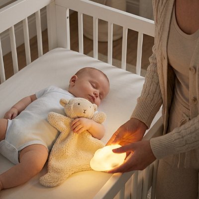 Doudou bebe  dort maman regarde