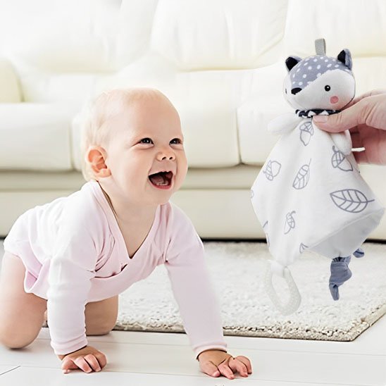 Doudou bébé fixant jouet