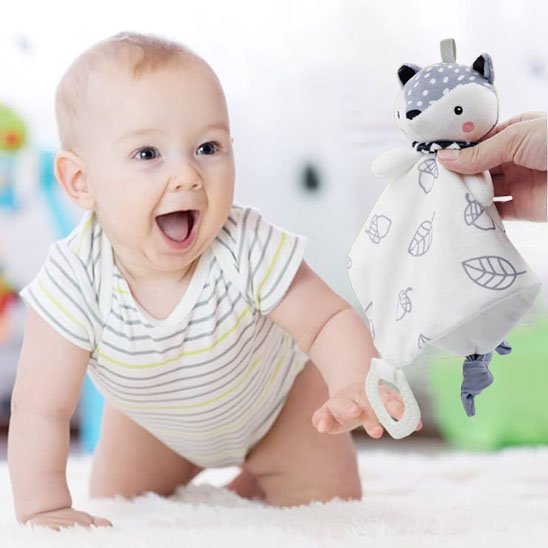Doudou bébé regarde joyeusement
