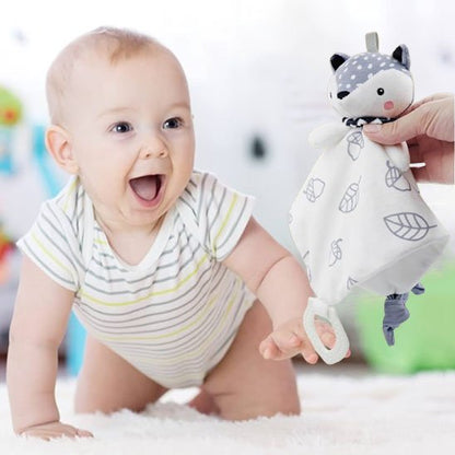 Doudou bébé regarde joyeusement