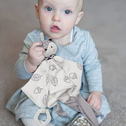 Doudou bébé tient doudou