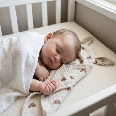 Doudou dort avec son doudou blanc