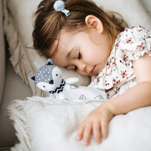 Doudou fillette endormie avec jouet