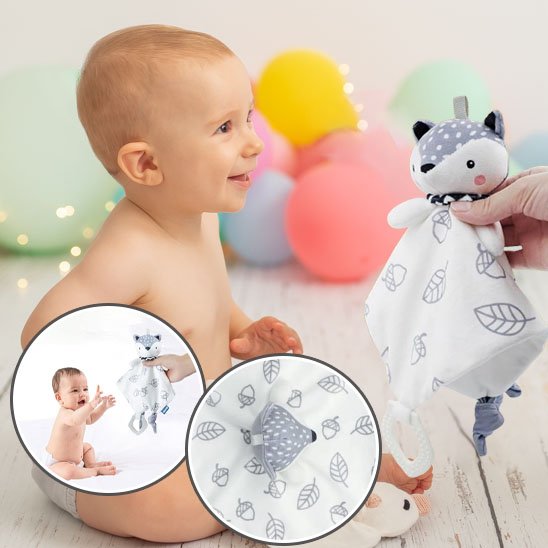 Doudou garçon heureux avec jouet
