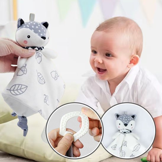 Doudou garçon sourit avec maman