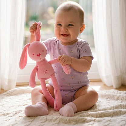 Doudou lapin bébé joue avec jouet