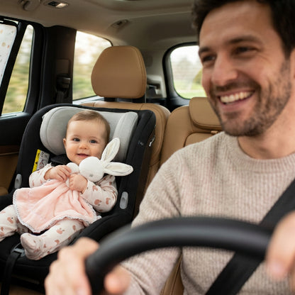 doudou lapin en peluche rose papa en auto avec bébé