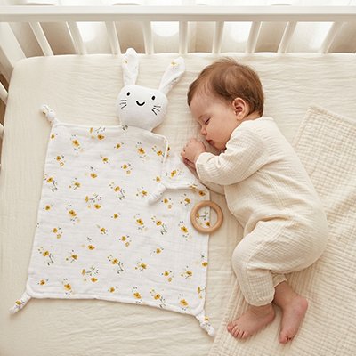 Doudou lapin enfant endormie 