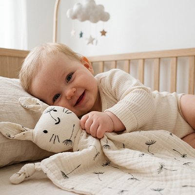 Doudou lapin enfant tenir