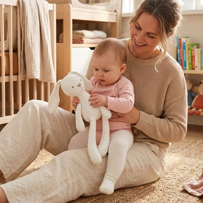 Doudou lapin maman bébé joue ensemble