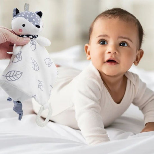 Doudou renard bébé content