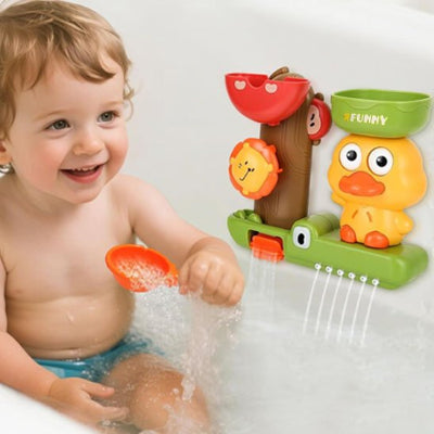 Enfant assit avec jouet baignoire bebe​ 
